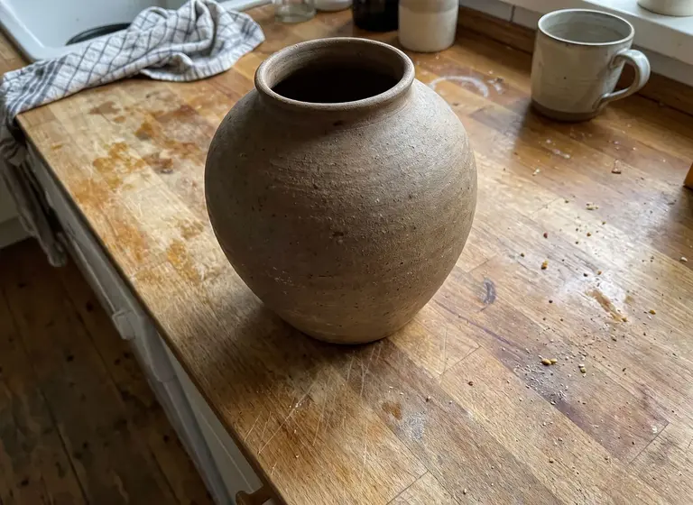 Stoneware vase to a grey seamless backdrop: the original photo